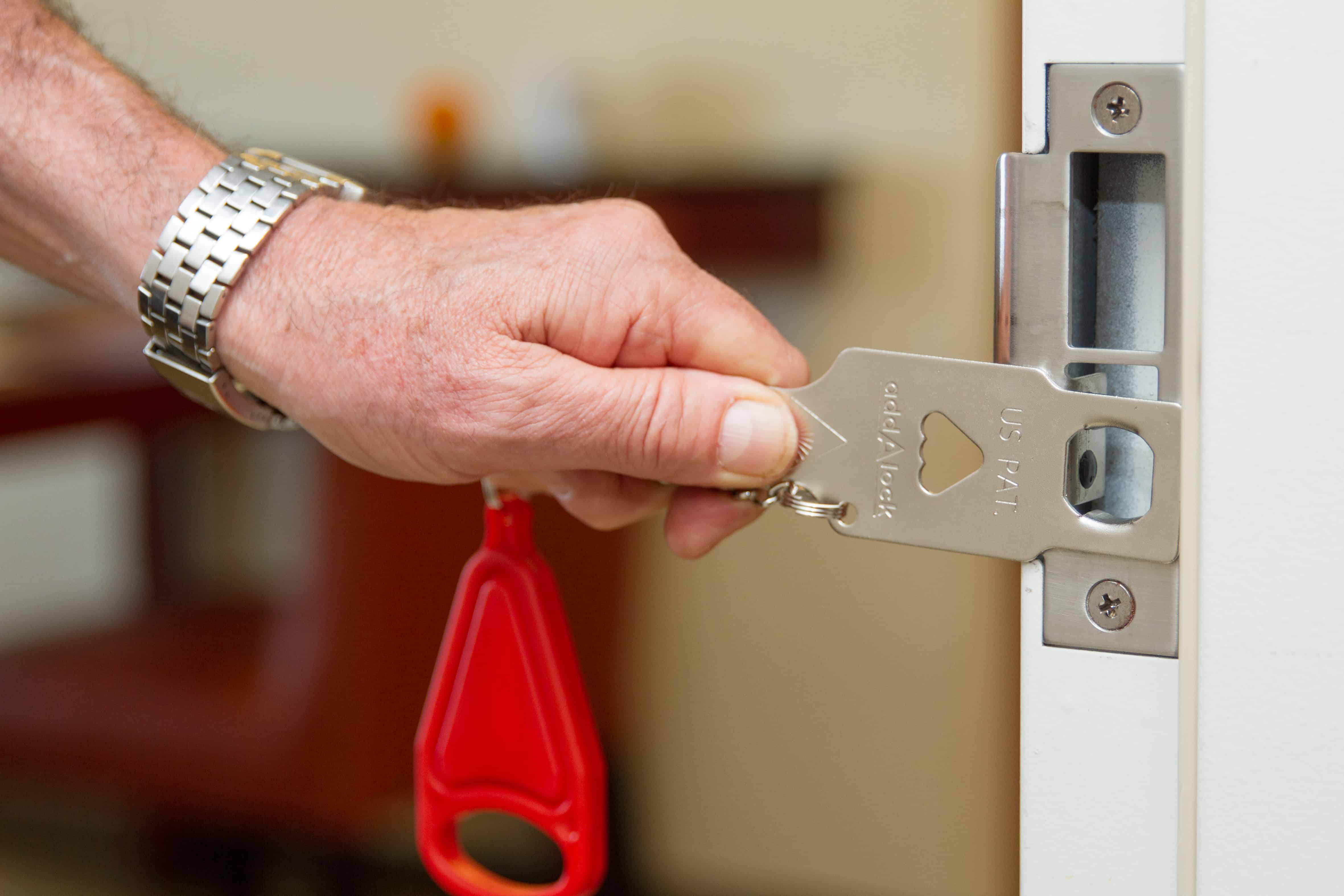 Portable locks outlet for doors